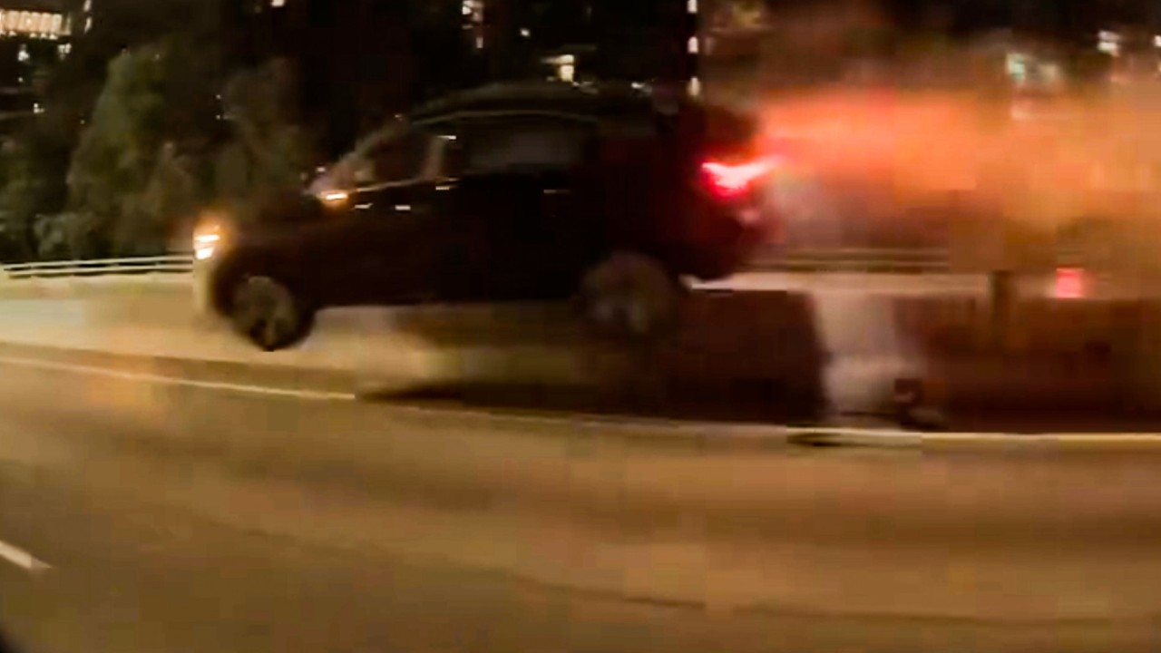 2 drivers hurt as Audi flies across central divider in Hong 
