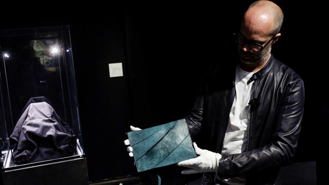 Bag made from ‘T. rex leather’ to be auctioned in 
