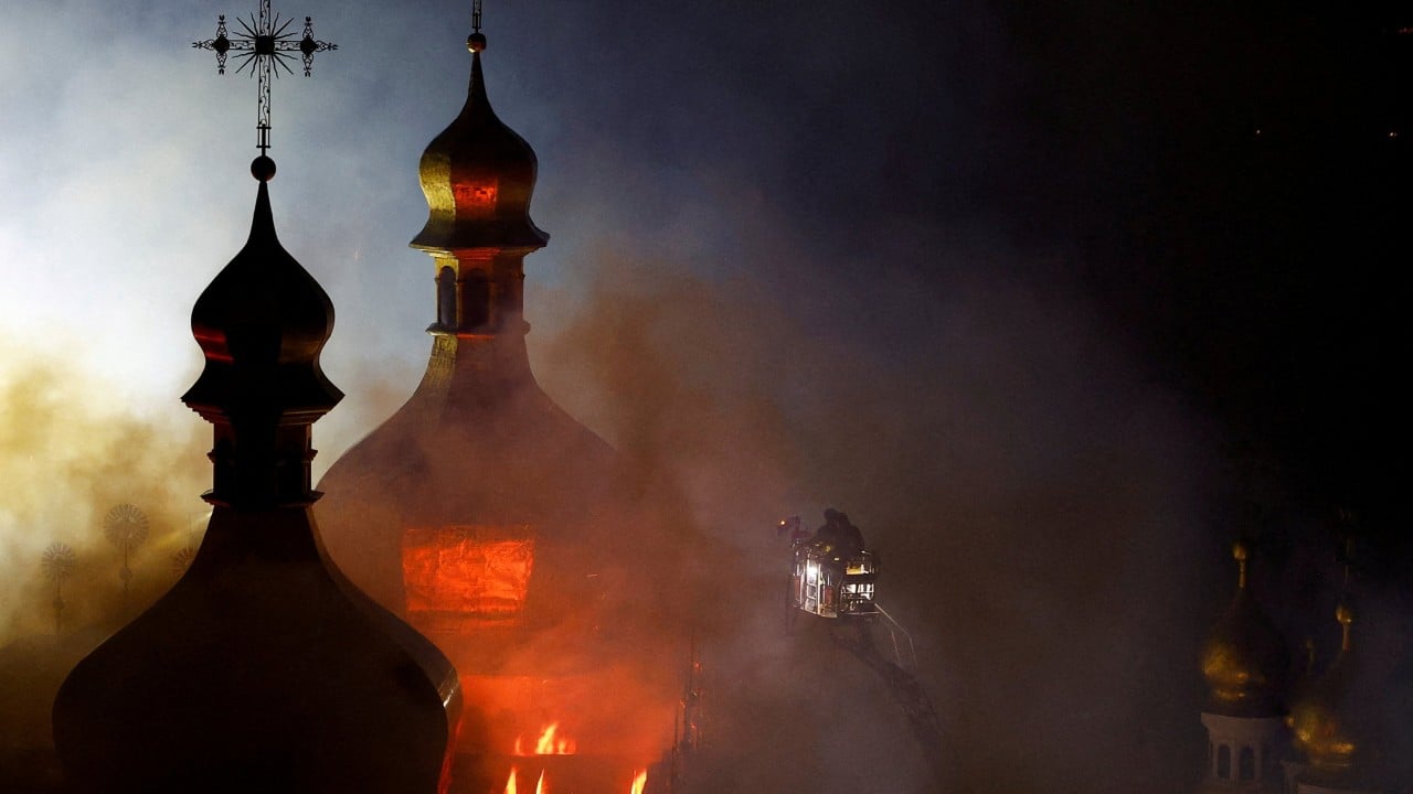 Ataque russo atinge complexo histórico em Kiev e deixa dez mortos