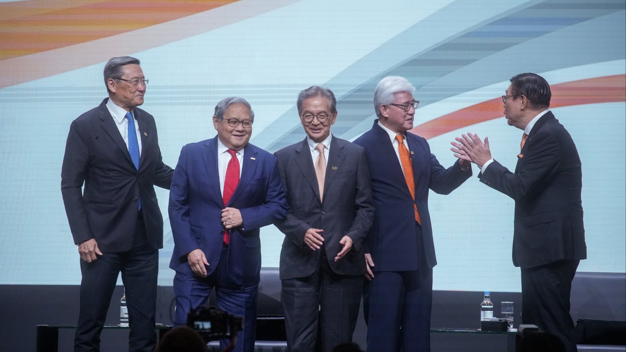 Hong Kong Leaders Advocate Outward-Looking Economy and Free Port