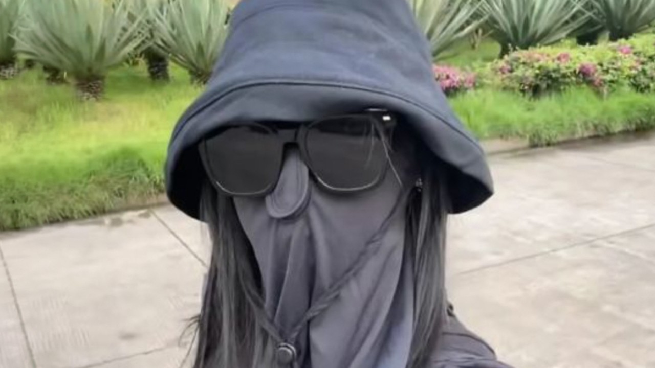 Chinese woman suffers red, itchy skin after extreme full-face coverage, sunscreen use