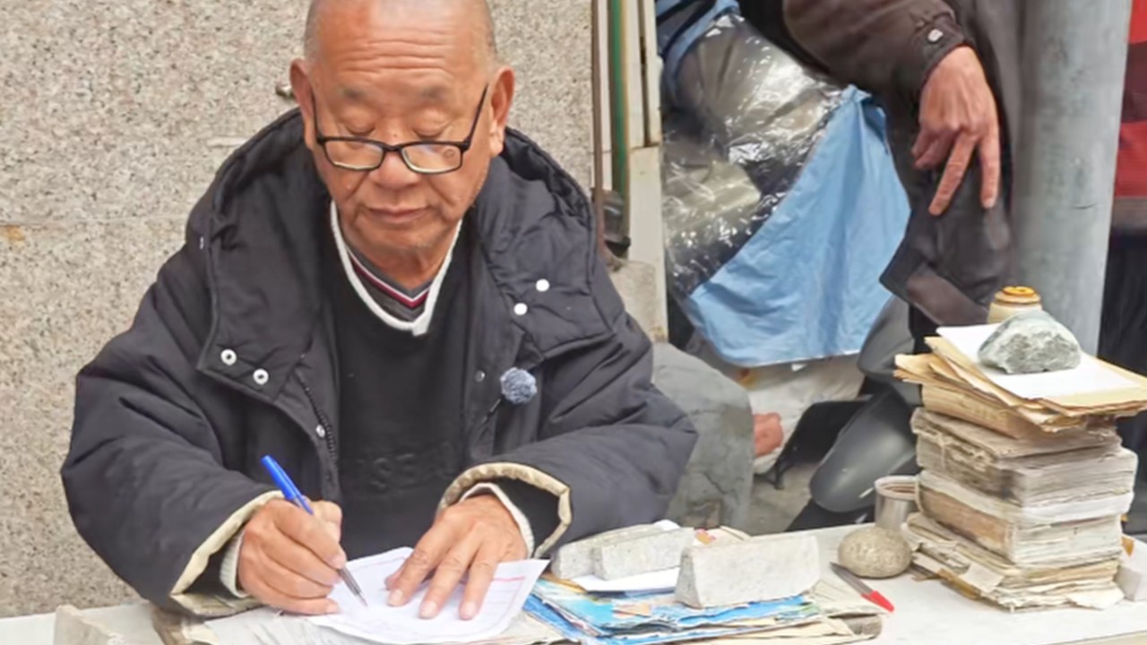 Last professional letter writer in Chinese city pens 100,000 missives over 59 years