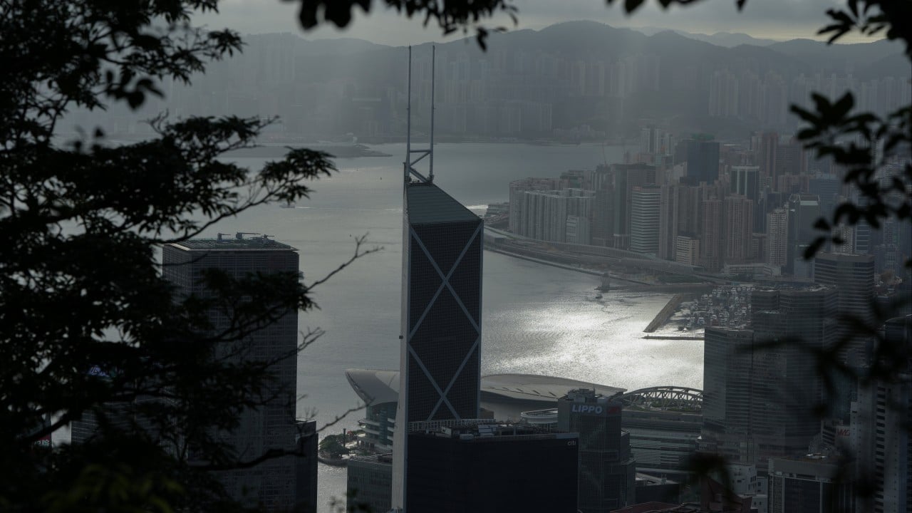 Hong Kong issues amber rainstorm warning, to keep T1 until at least 6pm