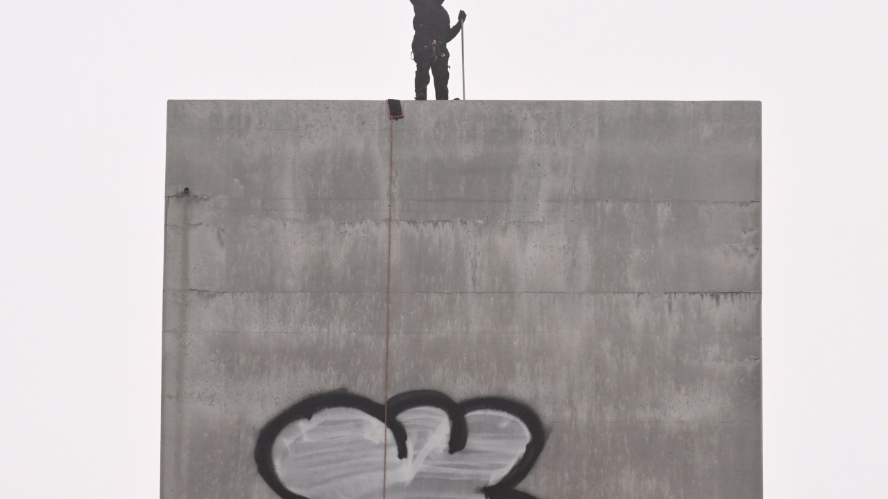 Vandal demands peanut butter sandwich to end Australian bridge stand-off
