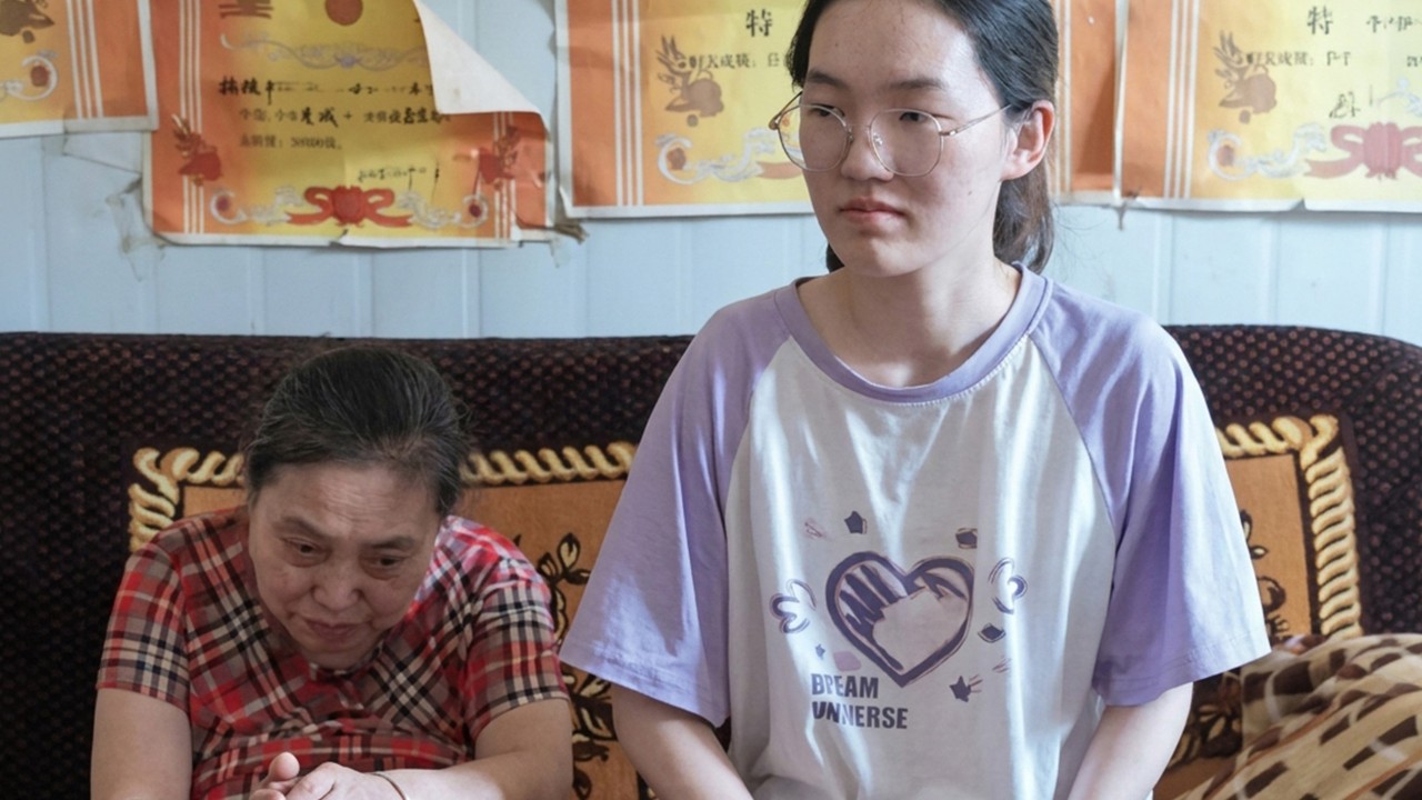 Low-income Chinese girl aces gaokao, inspires live-streamers offering financial help