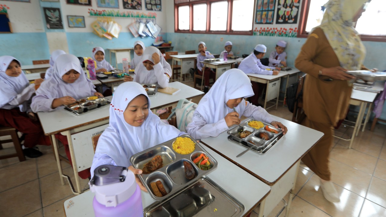 Indonesia’s free meals scheme cut leaves kitchen operators in limbo