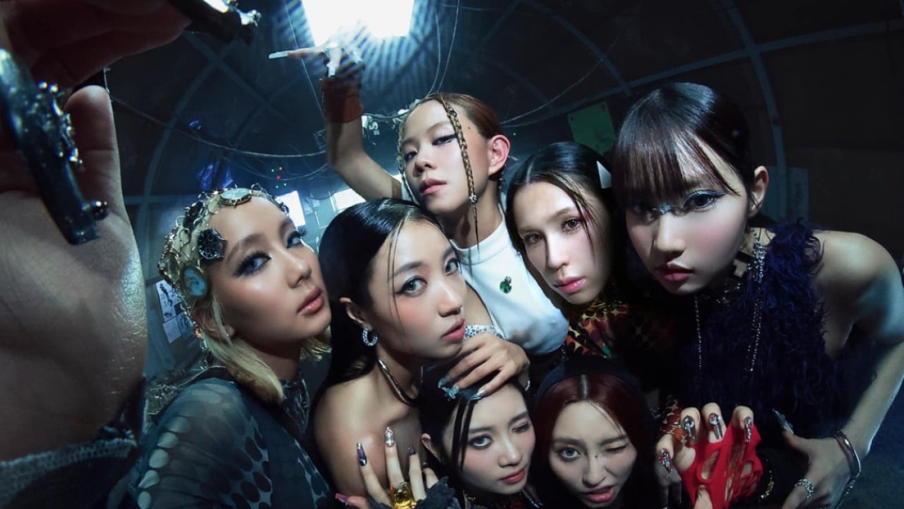 Hong Kong Book Fair: early birds slam chaotic queues to meet girl band Collar