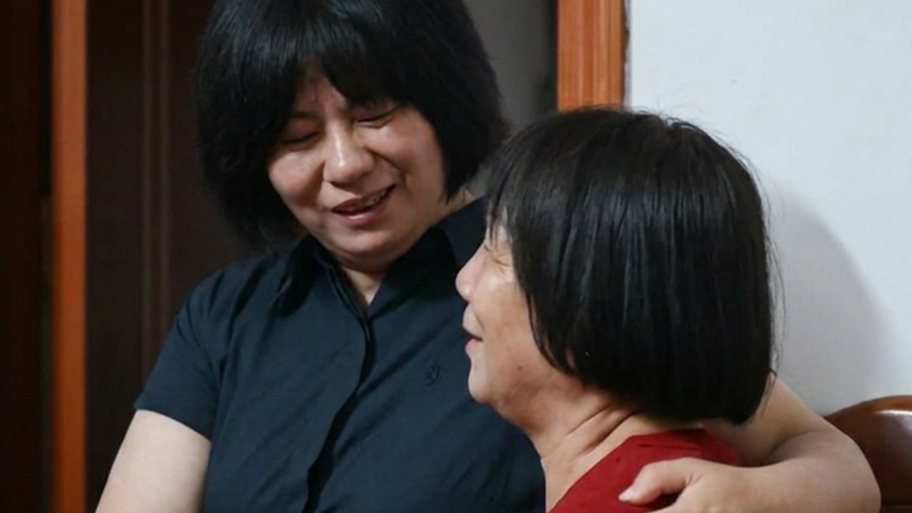 Chinese policewoman supports parents of colleague who died in line of duty for 20 years
