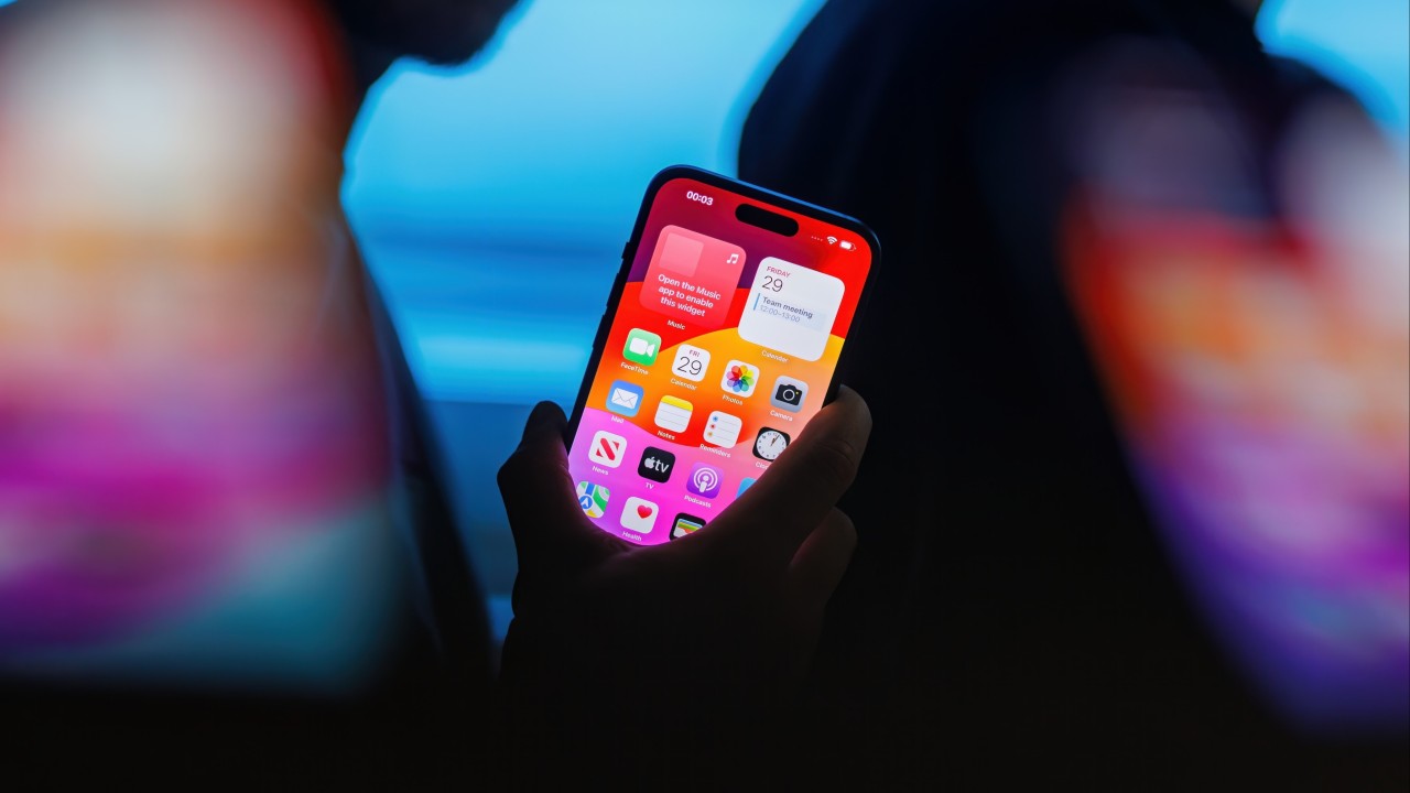 Devasa modeller manşetleri kaplıyor, ancak bazı Çinli girişimler daha küçük, telefon uyumlu yapay zekâya yatırım yapıyor.