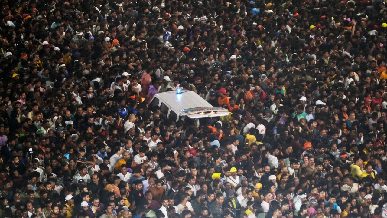 1 dead, nearly 100 injured in crush at India chariot festival