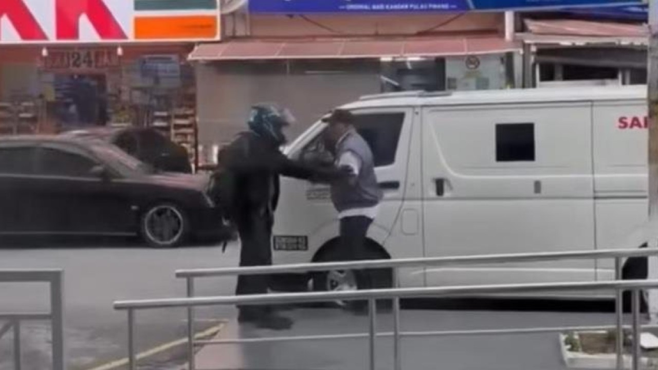 In Malaysia, robber flees empty-handed after guard locks US$20,000 inside armoured van