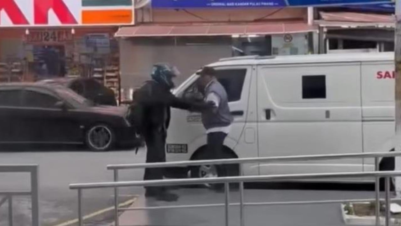 In Malaysia, robber flees empty-handed after guard locks US$20,000 inside armoured van