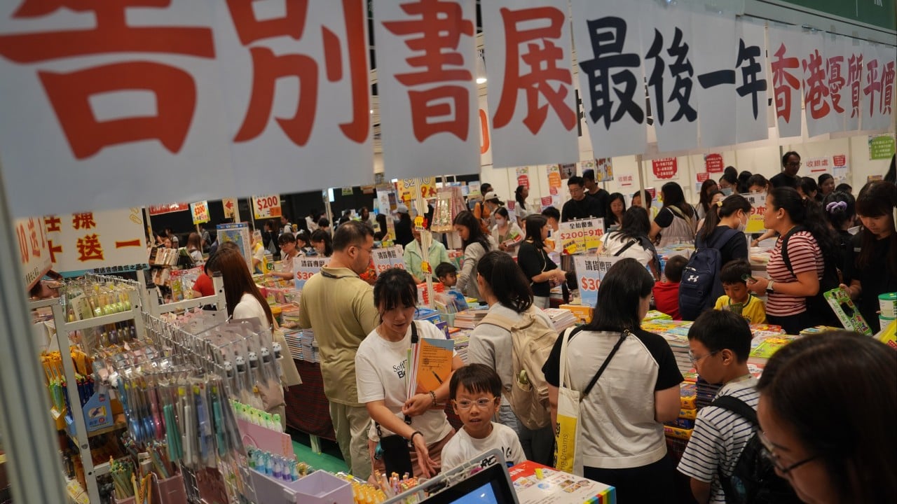 Browsers outnumber buyers at Hong Kong Book Fair as sales fall