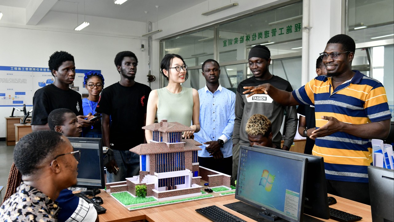 Jovens africanos preferem China aos EUA em pesquisa de percepção