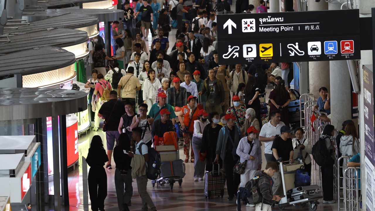 Bangkok airport apologises after clash with Chinese tourists at boarding gate