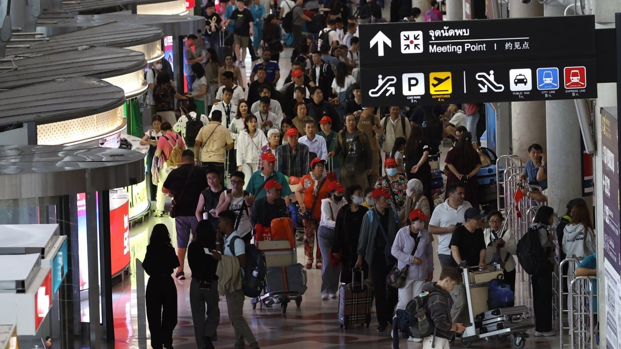 Bangkok airport apologises after clash with Chinese tourists at boarding gate
