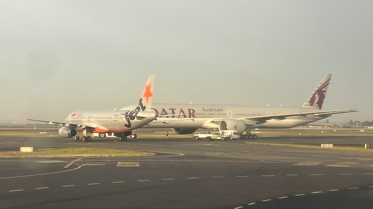 Jetstar plane narrowly avoids crashing into Qatar Airways flight at Sydney airport