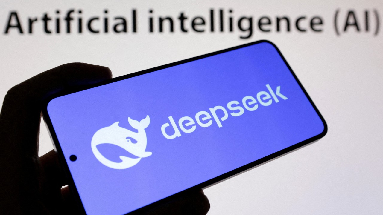 DeepSeek'in güncellenmiş V4 Pro AI modeli kıyaslamalarda zorlanıyor, siber güvenlikte parlıyor