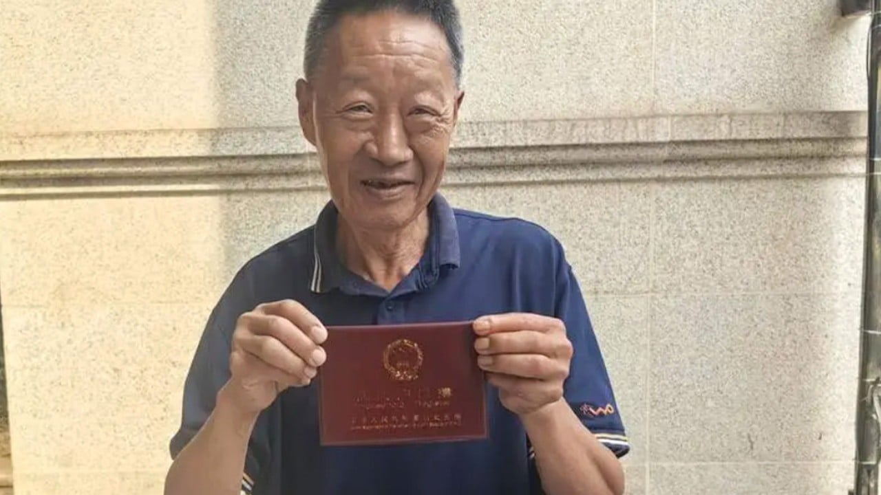 Chinese man reunites with family after 25 years in total isolation to honour a promise