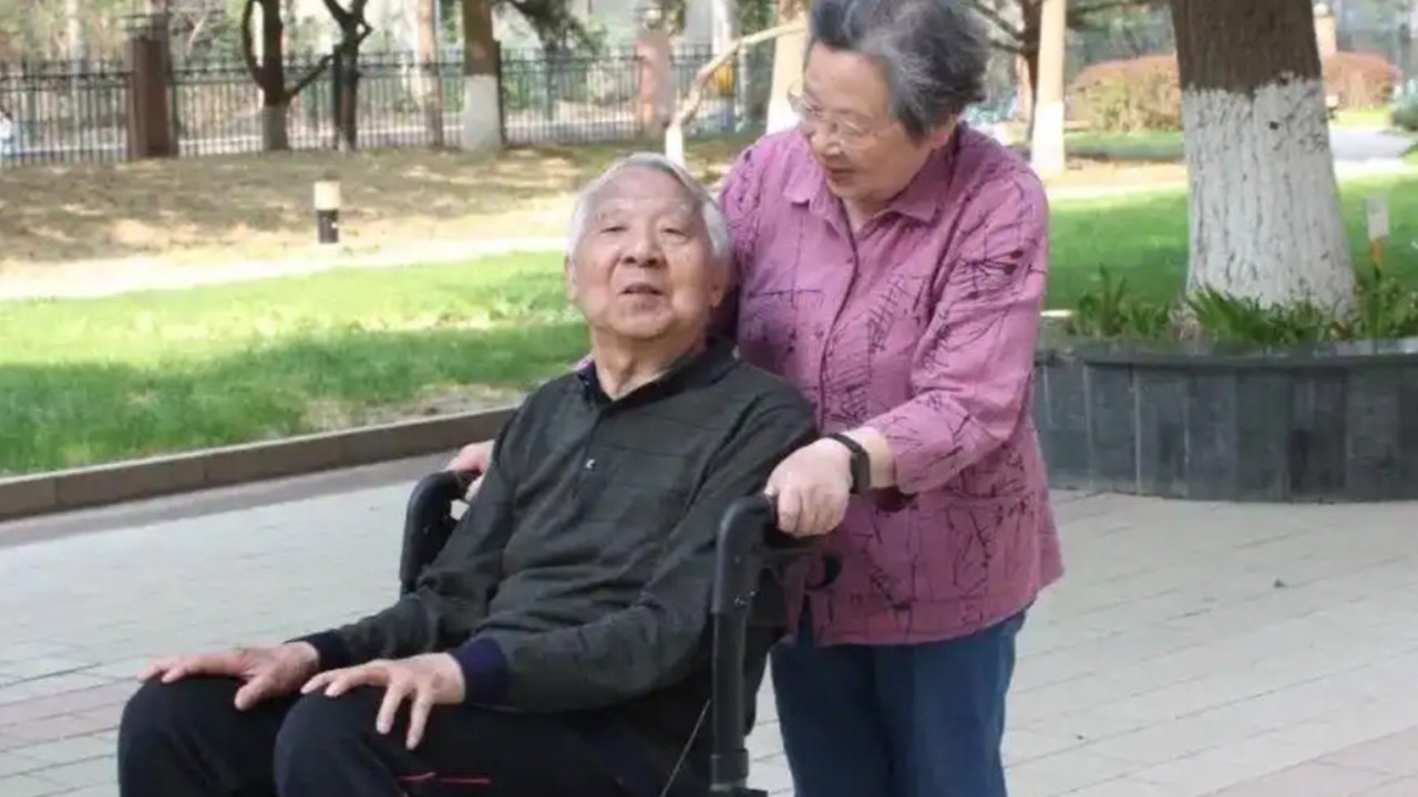 Chinese wife, 90, inspires millions by preserving Alzheimer’s husband’s dignity