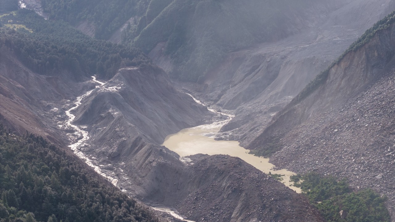 China-Nepal disaster death toll nears 500 as lake overflow threatens rescue work