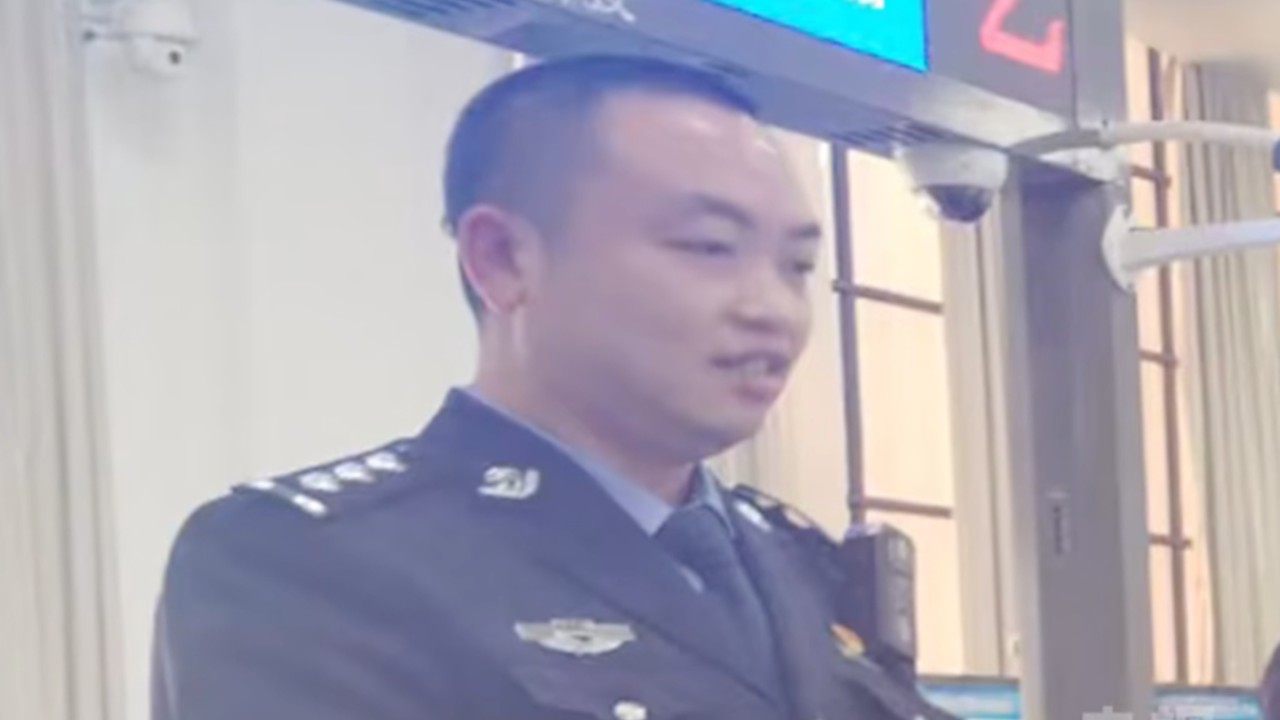 China-Nepal floods: police officer filmed guiding people away from stricken border post