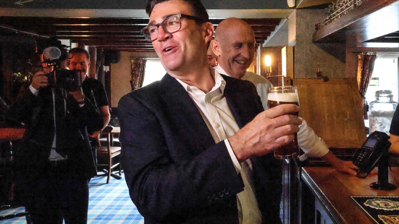 Primeiro mês de Andy Burnham no Reino Unido enfrenta desafios