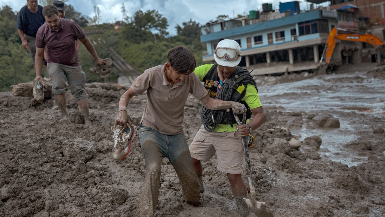 Nepal floods: could foreign rescue teams have been brought in earlier?