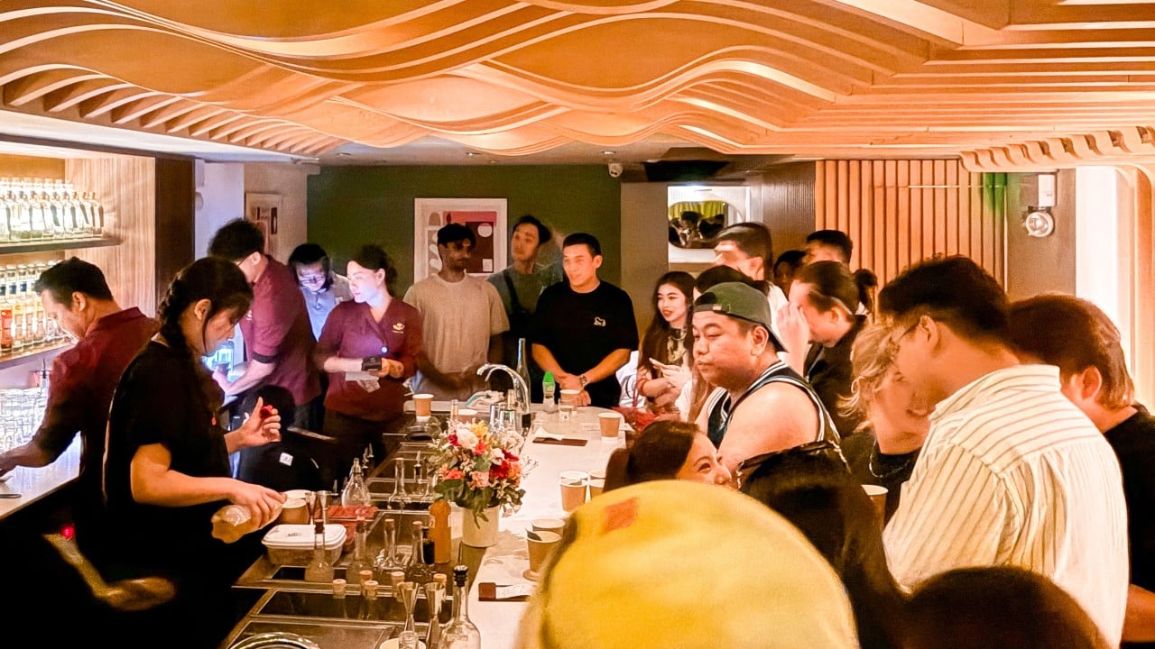 Central bar packed as Hongkongers aim to raise HK$50,000 for Nepal flood relief