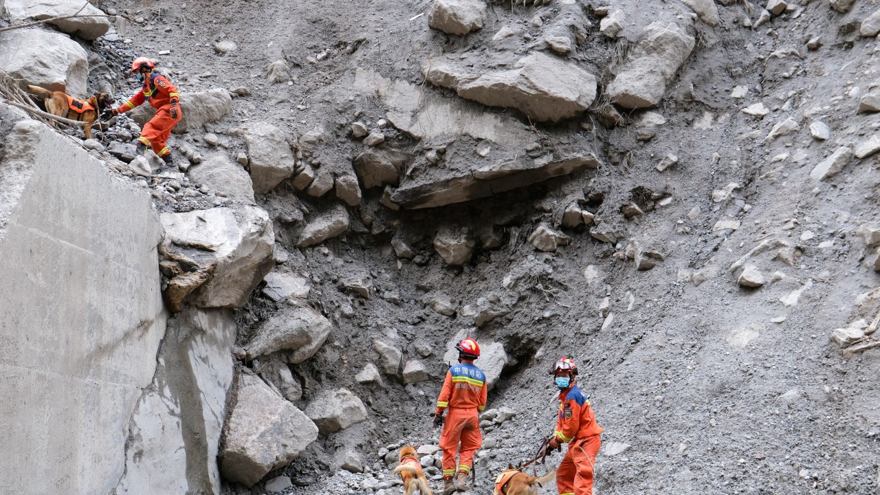 Rescue work intensifies as death toll in China-Nepal disaster approaches 1,000