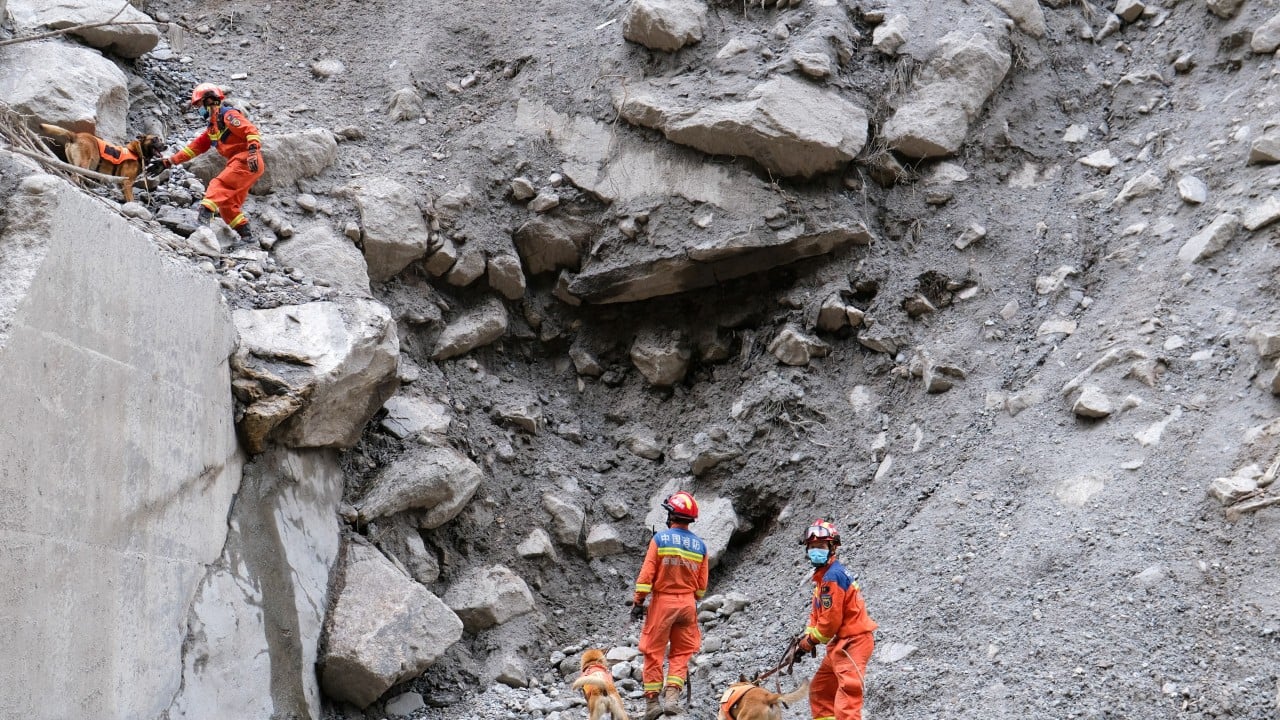 Rescue work intensifies as death toll in China-Nepal disaster approaches 1,000
