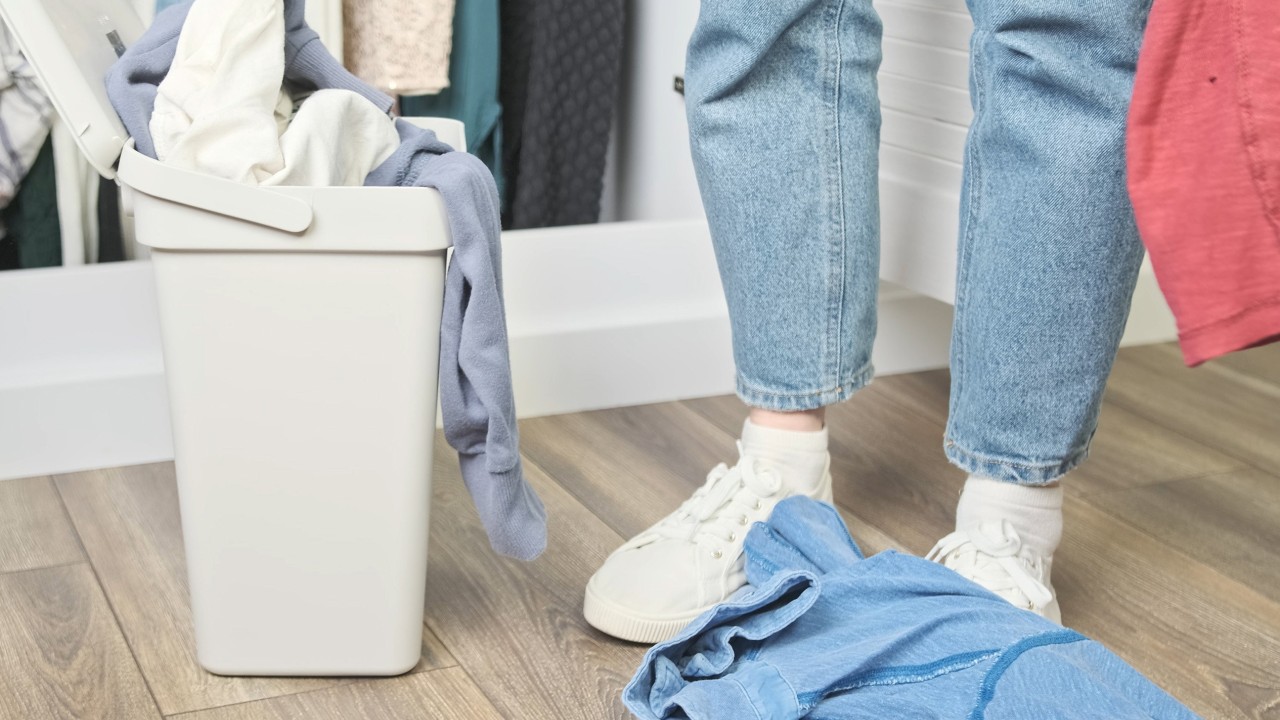 Disposable fashion trend among Chinese tourists sparks waste and health concerns