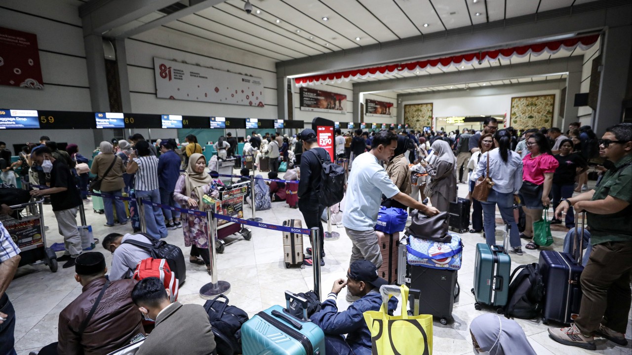 Indonesia’s Anak Krakatoa volcano erupts, disrupting flights at 6 airports