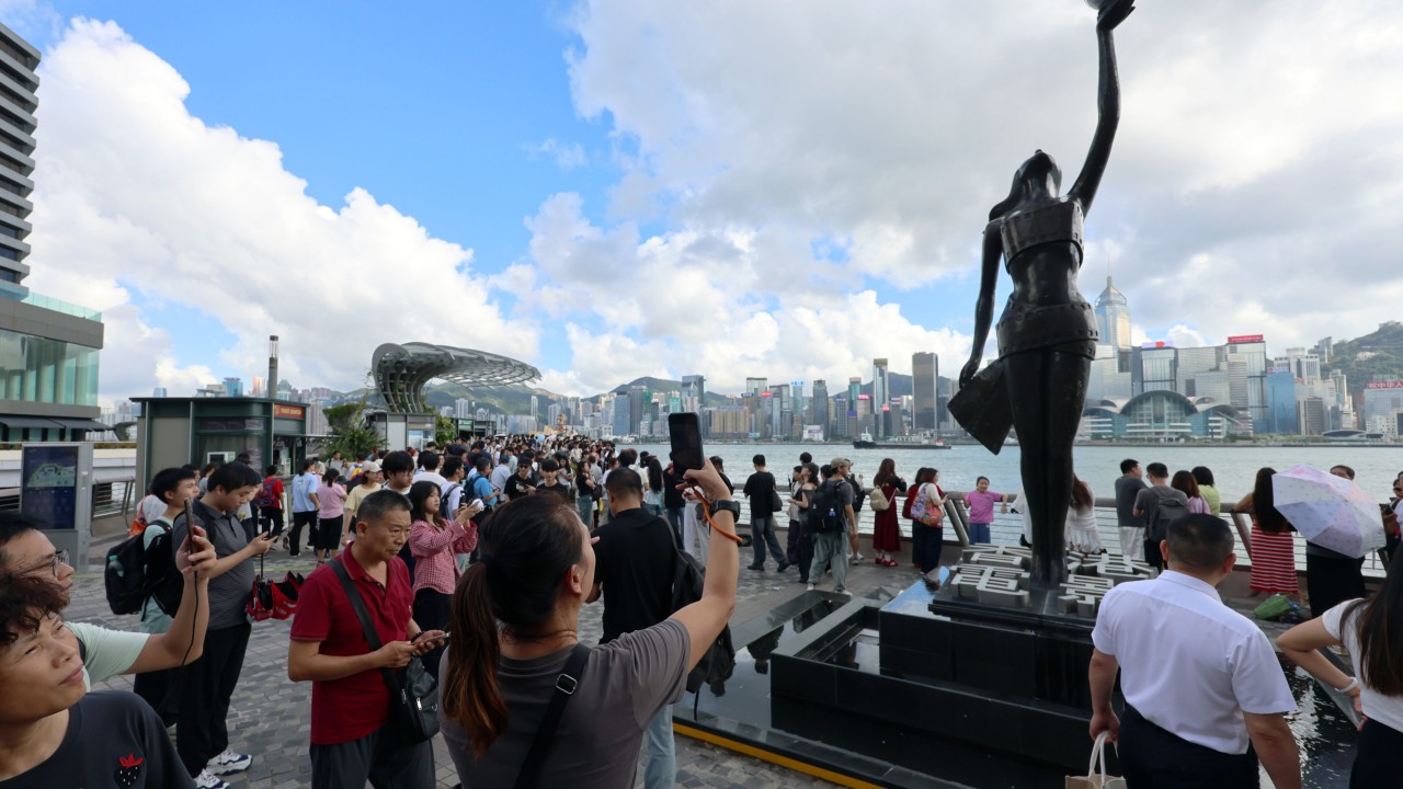 2 Hong Kong travel agencies, guide stripped of licences over ‘coerced shopping’