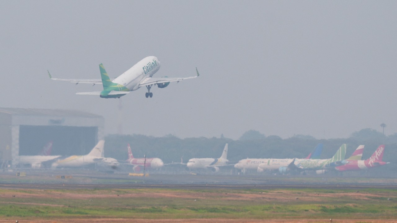 Flights restart in Indonesia as airports reopen after volcanic eruption