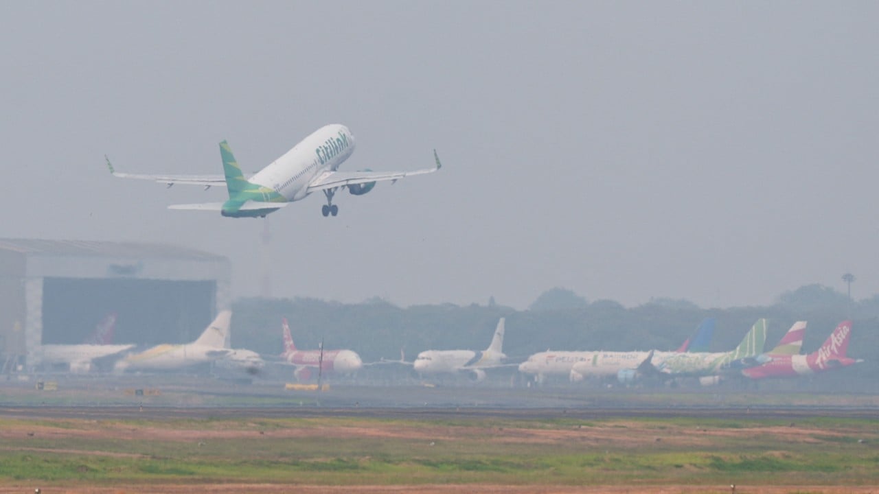 Flights restart in Indonesia as airports reopen after volcanic eruption