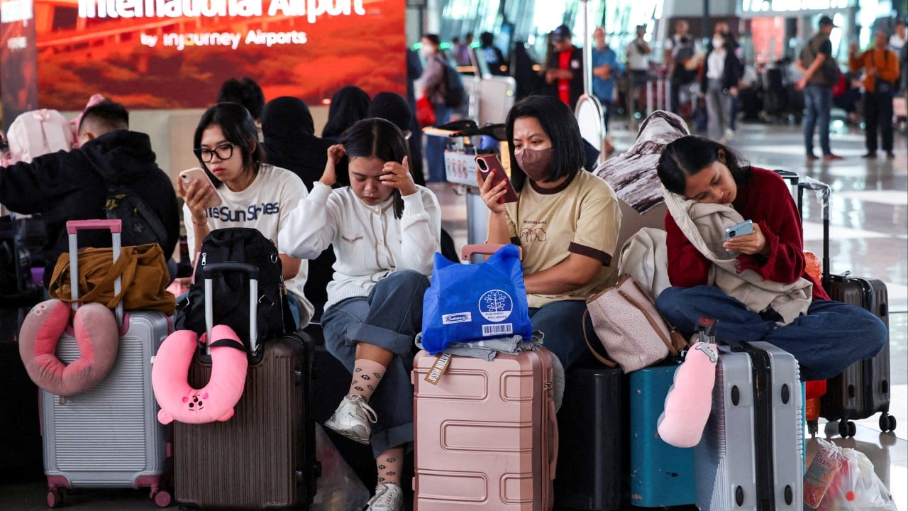 Hong Kong agencies warn of lingering Jakarta flight delays after volcano eruption