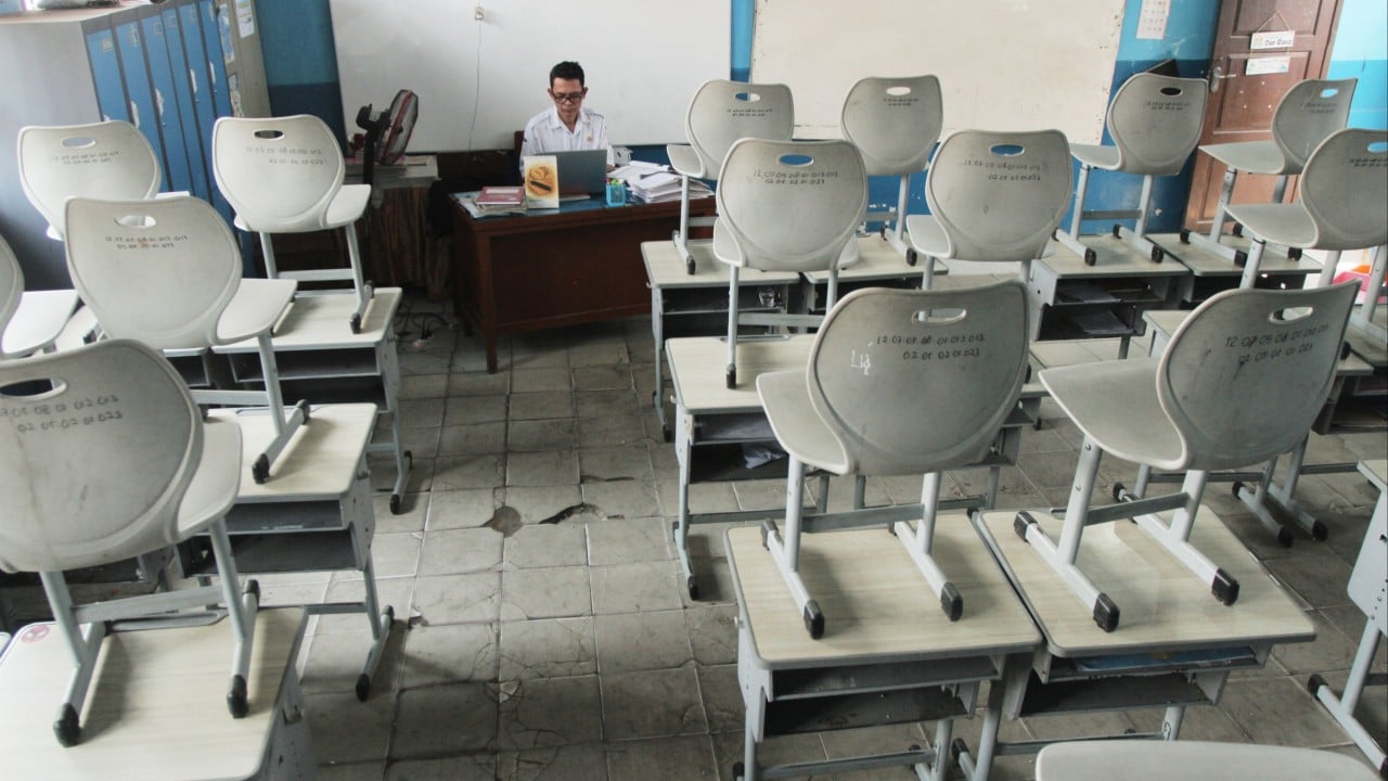 More schools close in Indonesia as haze worsens