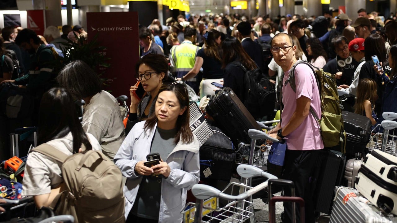 Travellers in UK face more chaos after air traffic glitch
