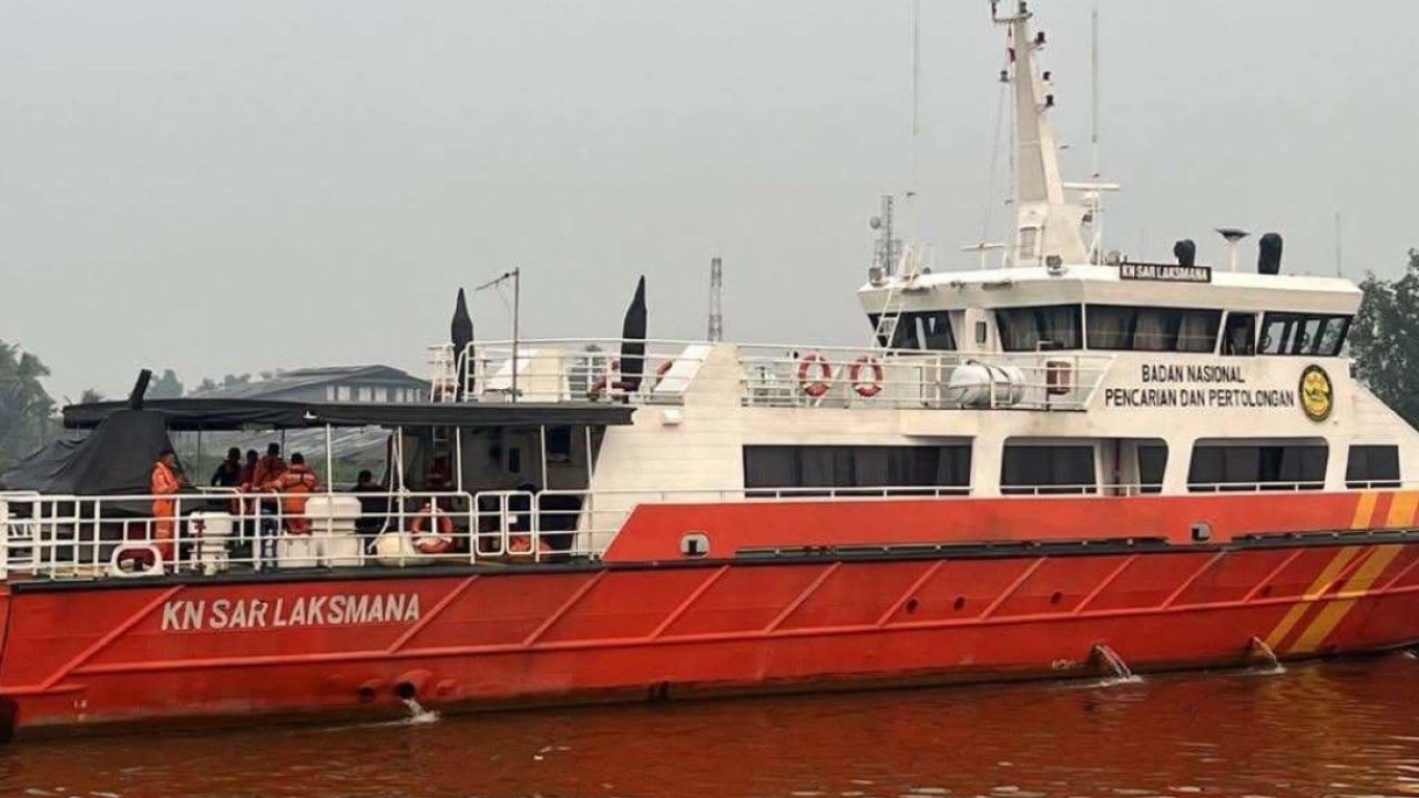 Indonesian ship with 240 passengers aboard loses contact in Java Sea