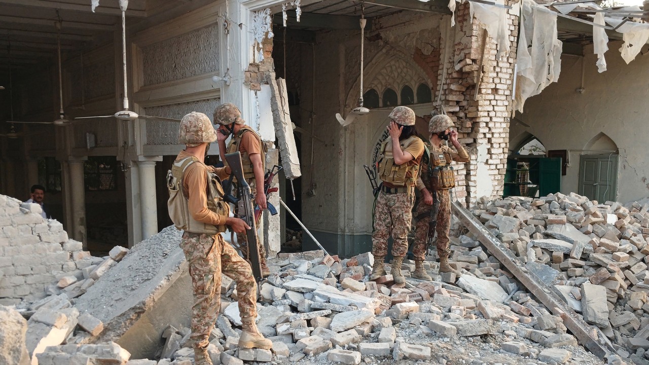 31 dead in Pakistan after suicide bomber, gunmen attack police complex