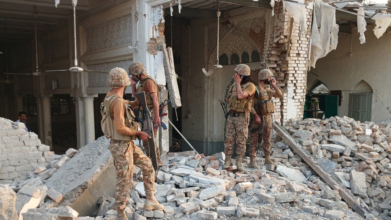 31 dead in Pakistan after suicide bomber, gunmen attack police complex