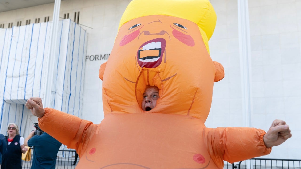 Protesters surround Kennedy Centre over Trump demolition fears
