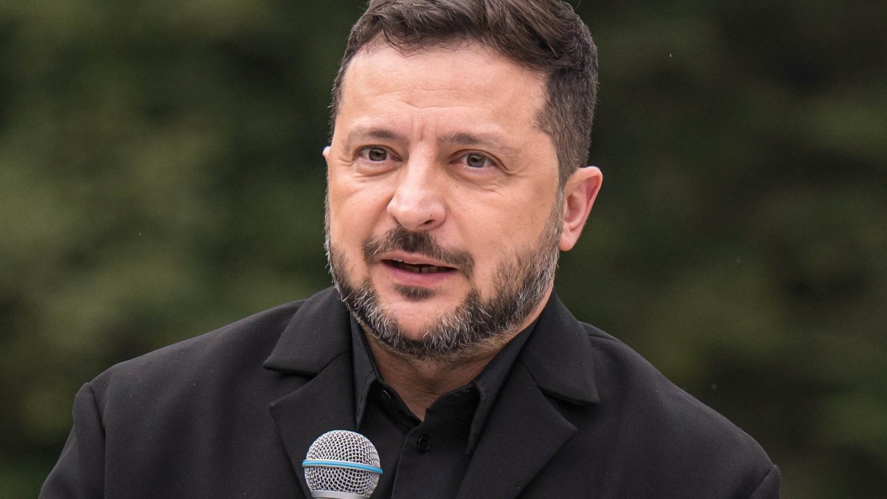 Zelensky and CIA chief meet during refuelling stop in Ireland