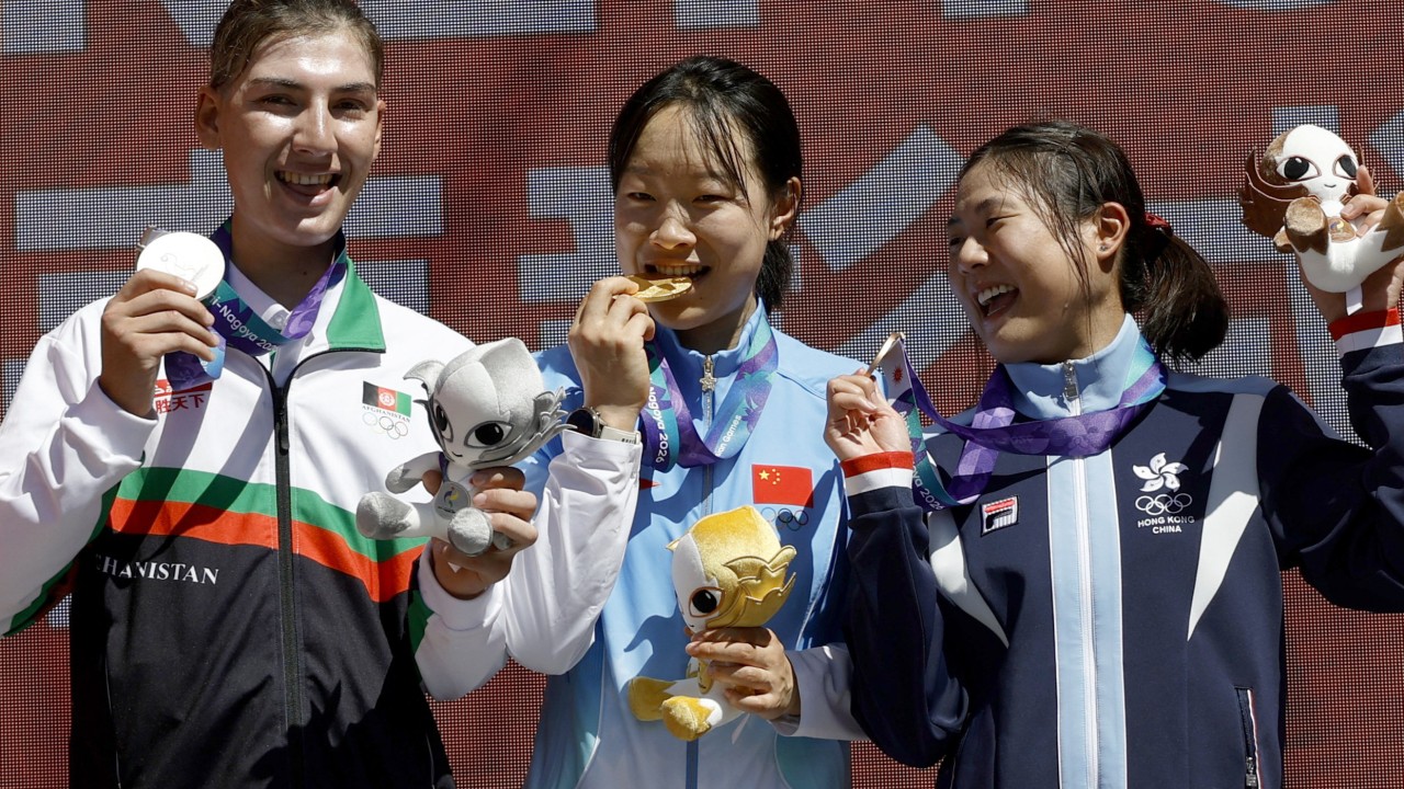 Hong Kong cyclist pays for brief Asian Games wobble but strikes back for redemptive medal