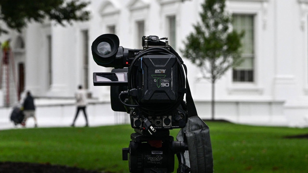 US judge orders Trump to lift White House ban on news outlets