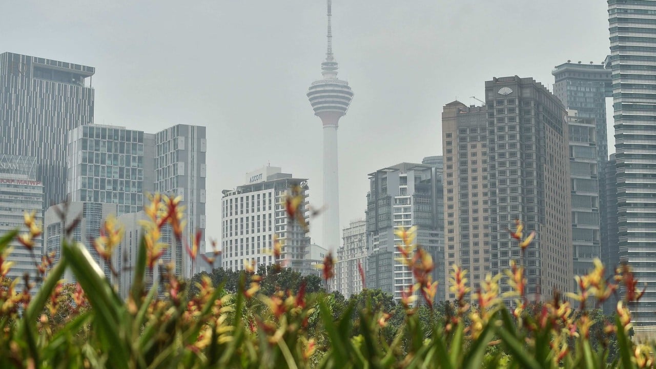 Malaysian schools close again as haze pushes pollution levels higher