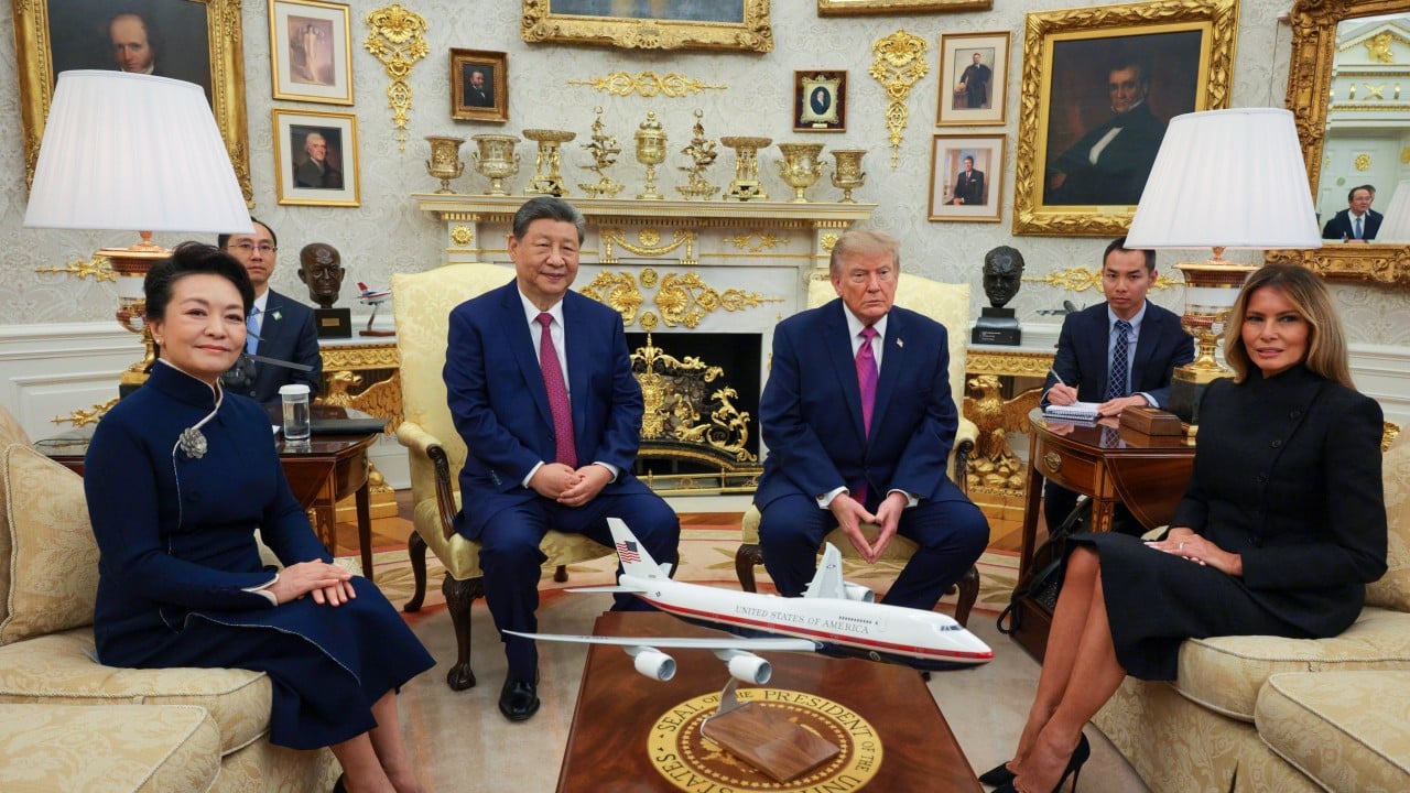 Xi and Trump begin talks in White House Oval Office