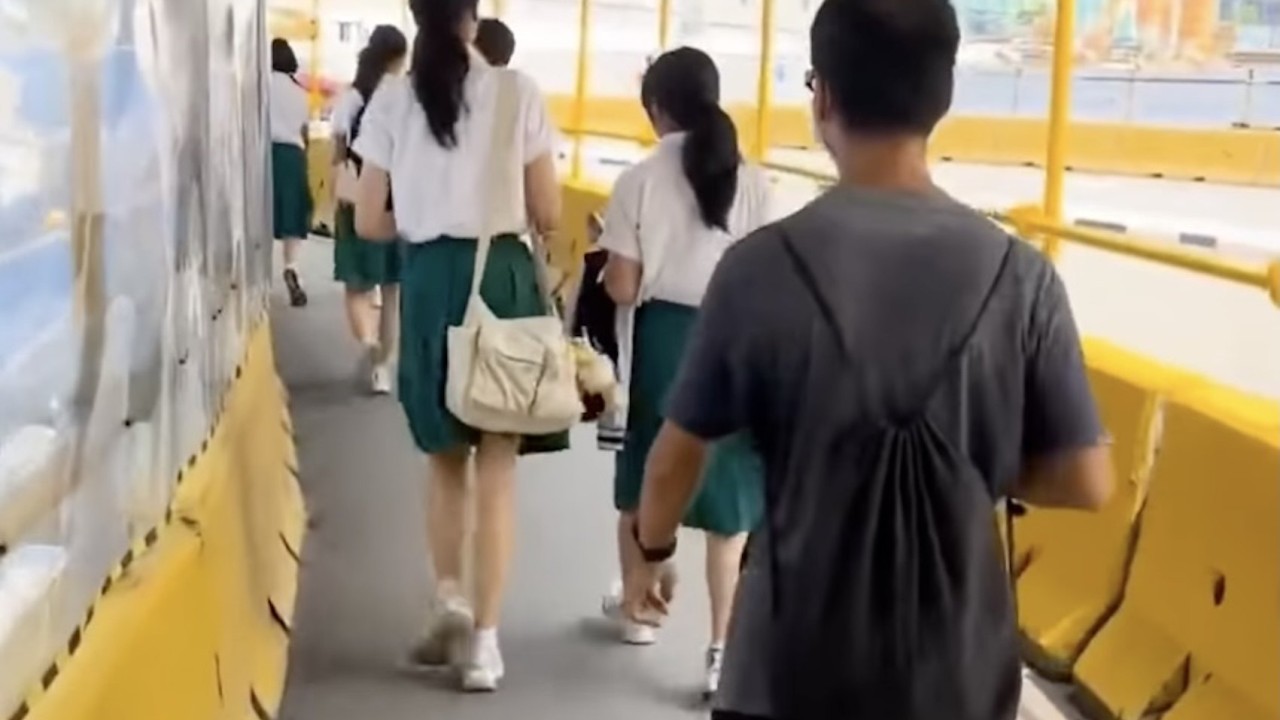 Singapore police investigate alleged filming of students with smart glasses