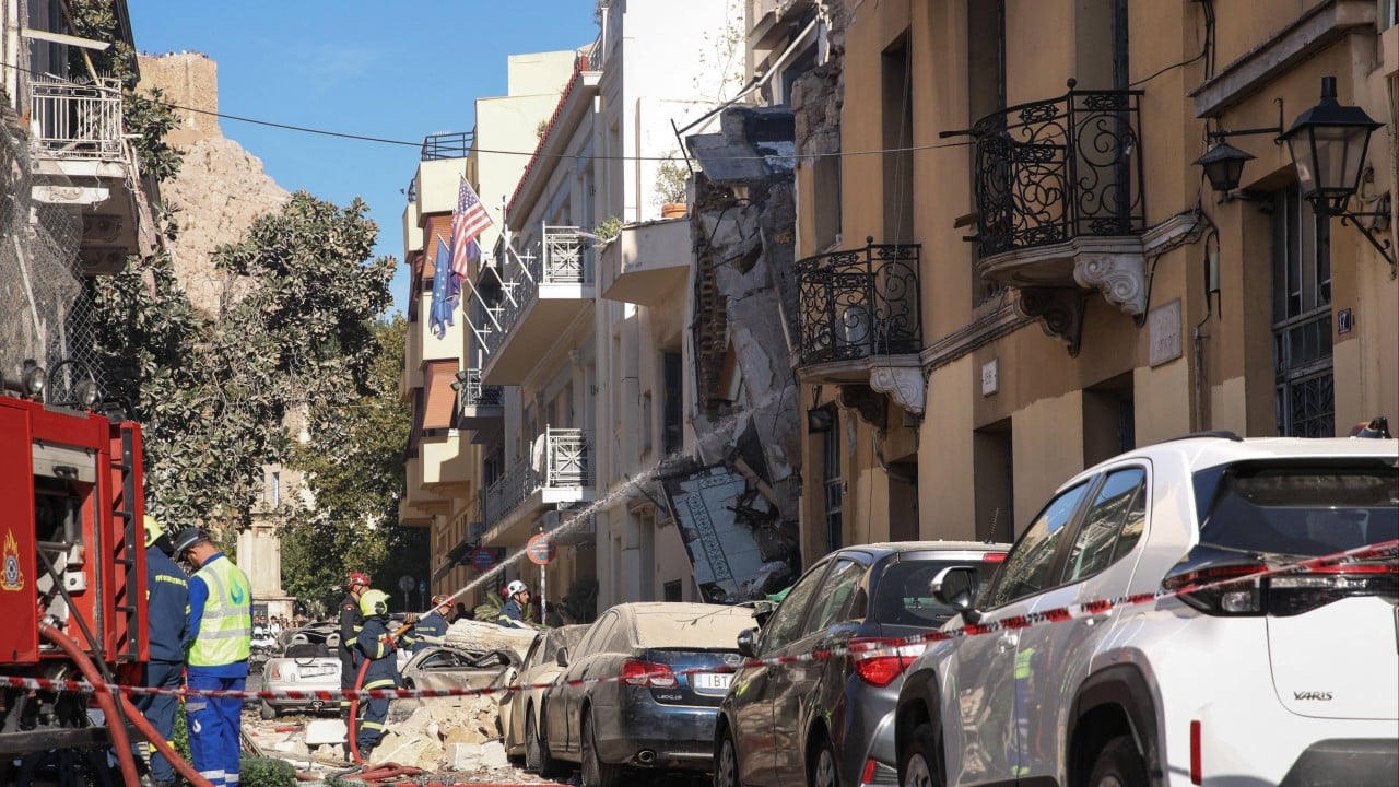 3 injured after explosion causes building collapse in Athens’ tourist centre